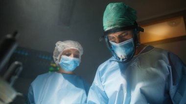 Estetik cerrah göğüsten ameliyat ediyor..