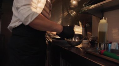 yemek yemek Restoran mutfağında Şef.