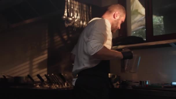厨师在餐馆厨房烹调食物 — 图库视频影像