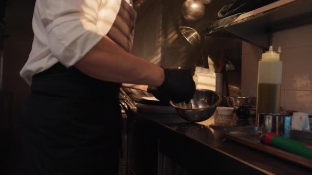 Keittiömestari Ruoanlaitto Ravintolan Keittiössä — kuvapankkivideo
