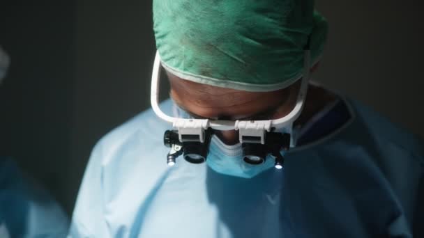 Pessoal Médico Durante Uma Cirurgia — Vídeo de Stock