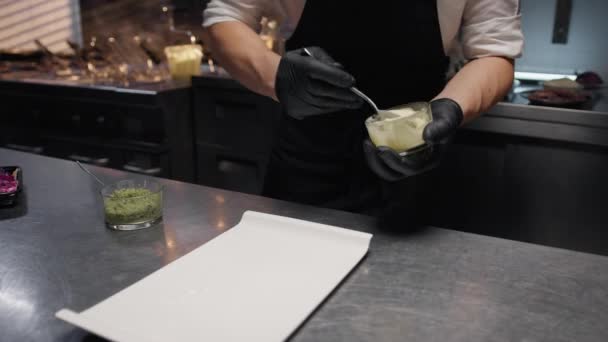 Chef Está Sirviendo Atún Asado Parrilla Con Semillas Sésamo — Vídeo de stock