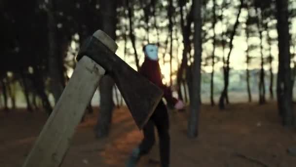 Pelokas Lihakirvesmies Kävelee Metsässä Illalla — kuvapankkivideo
