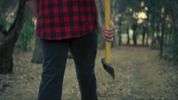 傍晚时分 拿着刀在树林里散步的人吓得直哆嗦 — 图库视频影像