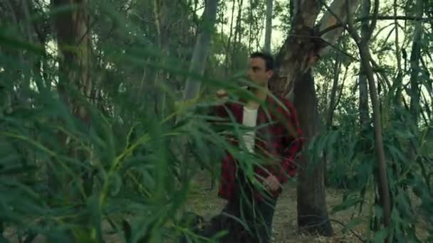 Akşamları Elinde Satırla Ormanda Yürüyen Korkmuş Bir Adam — Stok video