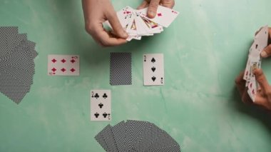 Oyuncular poker kartlarıyla oynuyor
