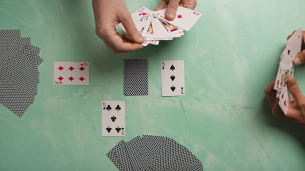 Spieler Spielen Mit Pokerkarten — Stockvideo