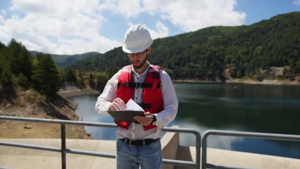 Nşaat Müdürü Baraj Projesini Denetliyor — Stok video