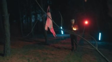 Korku ormanında Cadılar Bayramı delisi bir adam.