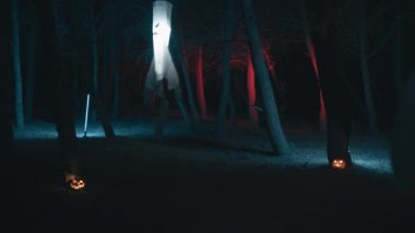 Korku ormanında Cadılar Bayramı delisi bir adam.