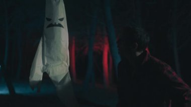 Korku ormanında Cadılar Bayramı delisi bir adam.