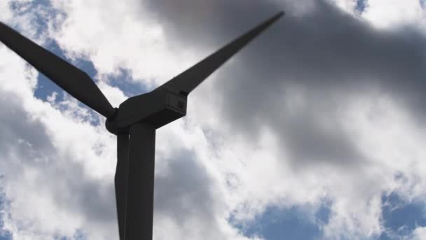 Tuulivoimaloiden Käyttö Uusiutuvien Energiamuotojen Lisäämiseksi — kuvapankkivideo