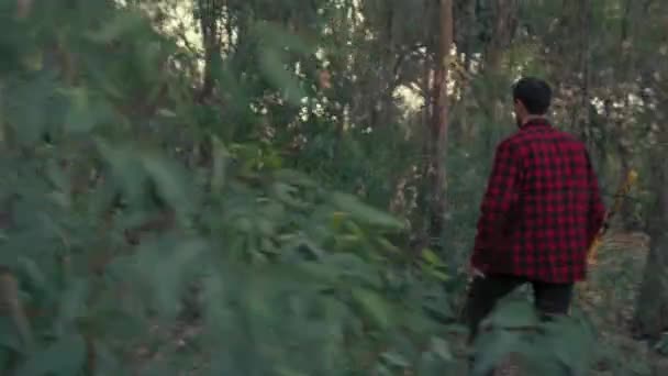 Homme Effrayé Avec Cliveur Marche Dans Les Bois Soir — Video