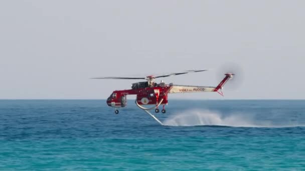 Hasič Helikoptéra Italského Vigili Del Fuoco Sát Vodu Oceánu — Stock video