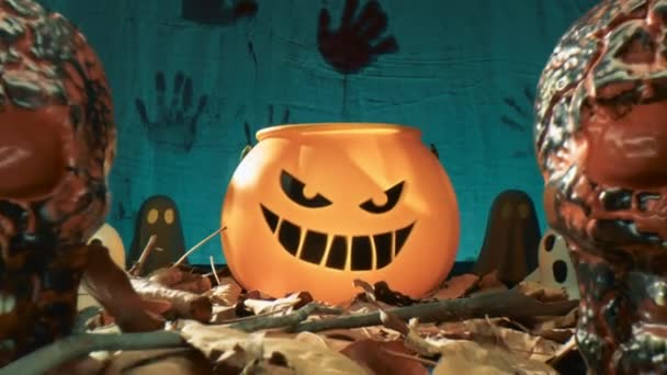 Mellan Monster Och Halloween Pumpa — Stockvideo