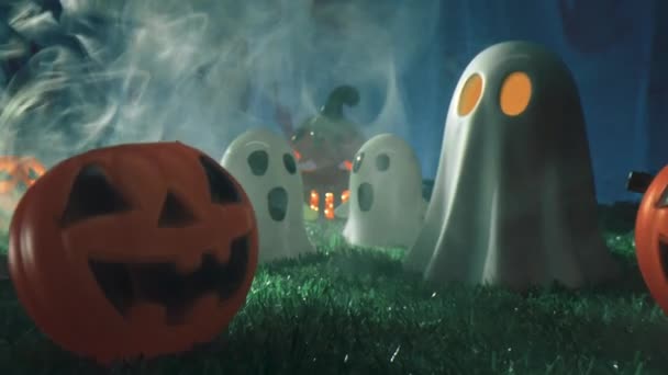Passerar Mellan Spöken Och Halloween Pumpa — Stockvideo