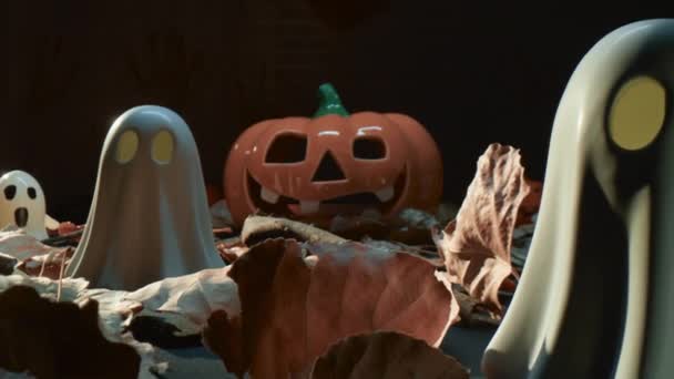 Halloween Pumpa Mellan Spöken — Stockvideo