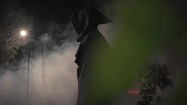Монах Лицом Монстра Гуляет Ночном Лесу Хэллоуин — стоковое видео