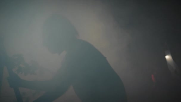 Безумец Ночном Лесу Ужасов Возьмите Вилы Похоронить Жертву — стоковое видео
