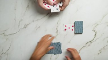 Oyuncular poker kartlarıyla oynuyor