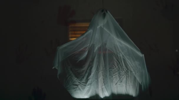 Светящийся Призрак Ужасов Хэллоуина Витает Воздухе — стоковое видео