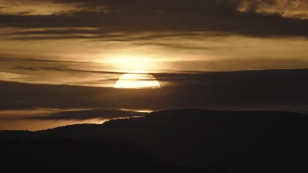 Faszinierende Landschaft Der Untergehenden Sonne Hinter Den Wolken — Stockvideo