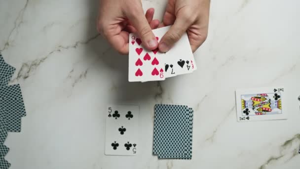 Spieler Spielen Mit Pokerkarten — Stockvideo