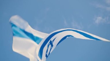 İsrail ulusal bayrağı gökyüzünde dalgalanıyor