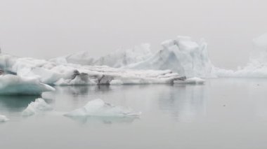 İzlanda 'daki bir buzulda büyük bir buz ve su manzarası eridi.. 