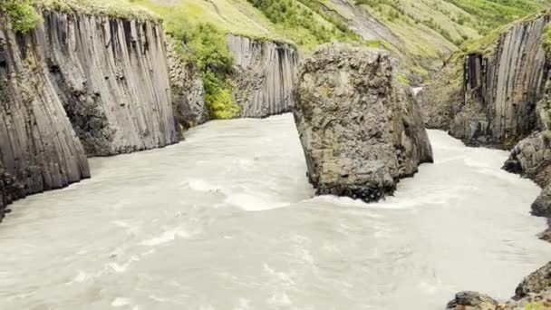 Gran Roca Centro Río Que Fluye Islandia — Vídeos de Stock