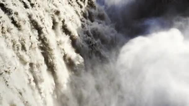 ウォーターフォールを強力に打ち負かし 水の大きな噴霧を作成する — ストック動画