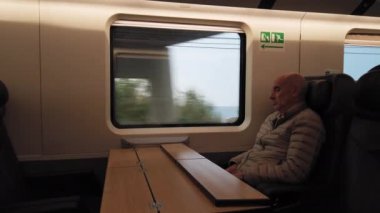 Yetişkin baba işten eve geliyor ve tren koltuğunda uyuyor.. 