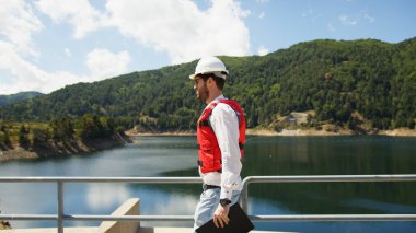 Mühendis baraj projesini denetliyor