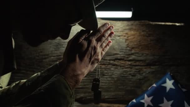 Amerykański Żołnierz Modlący Się Dzień Weterana Przed Flagą — Wideo stockowe