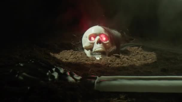 ライトを検索して墓地で死んだ男の頭蓋骨と腕 — ストック動画