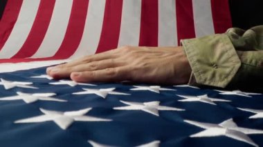 Birleşik Devletler bayrağına dokunan üniformalı Amerikan askeri . 