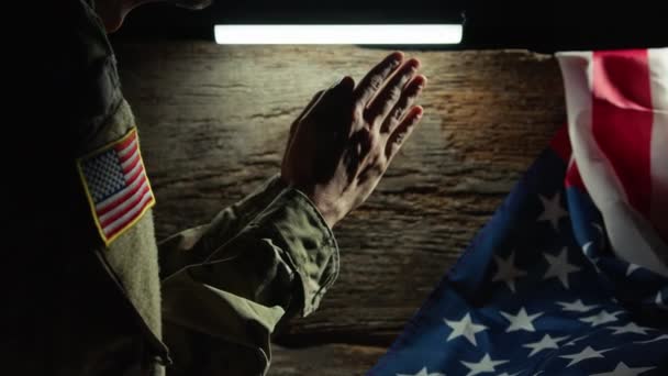 在阵亡将士纪念日双手交叉祈祷的士兵 — 图库视频影像