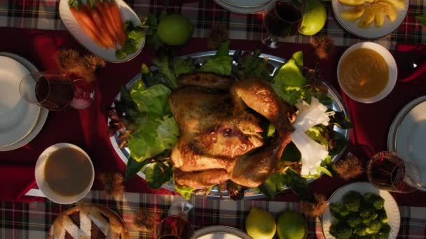 Erntedankfest Mit Truthahn Und Essen Auf Dem Tisch Senkrecht Geschossen — Stockvideo