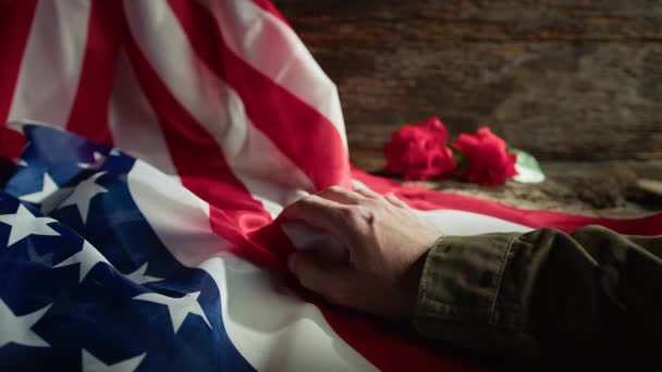 Soldat Saisissant Tenant Drapeau Américain — Video