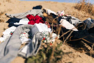 Çöl kullanılmış giysiler ve tekstil çöplüğüyle dolu..