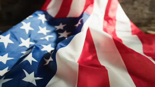 Usa Flag Tercerahkan Oleh Jendela Dengan Dinding Latar Belakang — Stok Foto