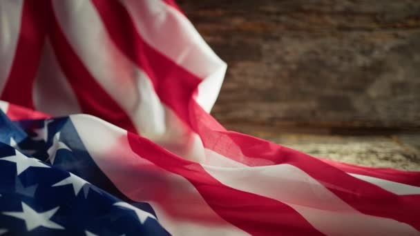 Usa Flagge Beleuchtet Durch Ein Fenster Mit Wand Hintergrund — Stockvideo
