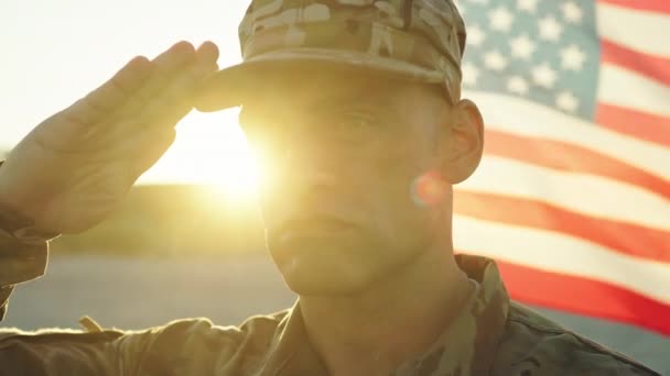 Yhdysvaltain Armeija Kansallisen Lipun Vieressä — kuvapankkivideo