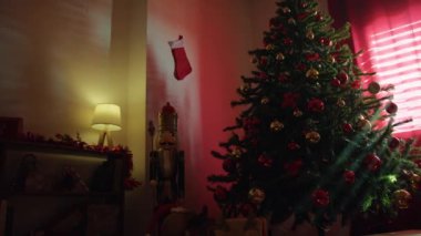 Otelin ana salonundaki lamba ve Noel ağacı..