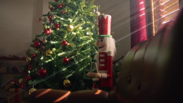 Vánoční Stromek Nad Křeslem Obývacím Pokoji — Stock video