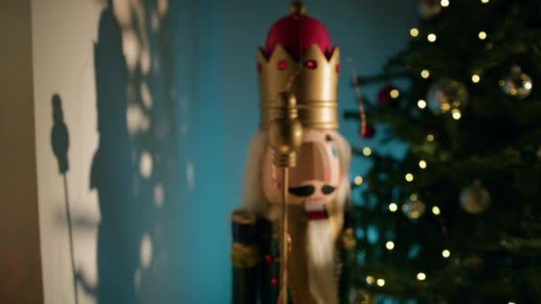 クリスマスツリーと本棚の装飾に対する高層ビル — ストック動画