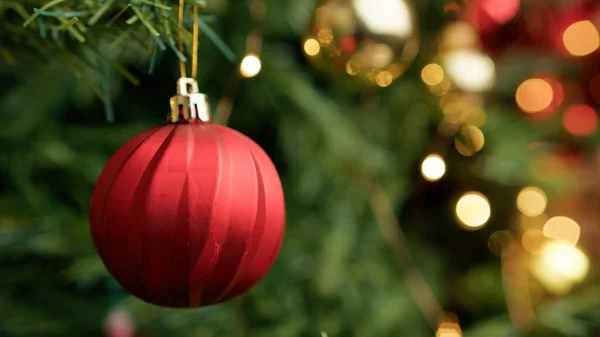 Bola Natal Merah Tergantung Pohon Dengan Ruang Fotokopi — Stok Foto