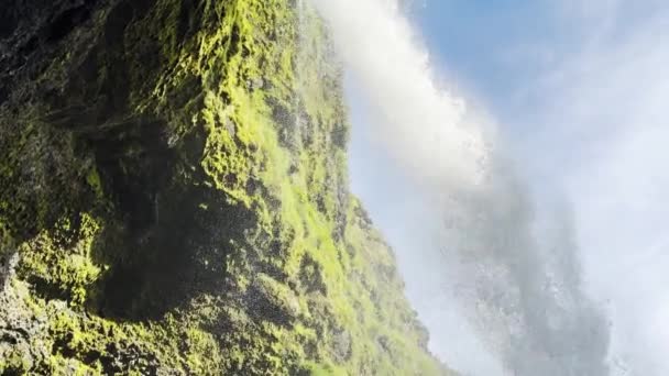 Matala Näkymä Suuri Vesiputous Törmää Kiviä Islannissa — kuvapankkivideo