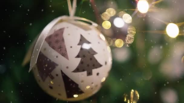 Stříbrná Koule Vánočním Stromečku Sněžném Dni — Stock video