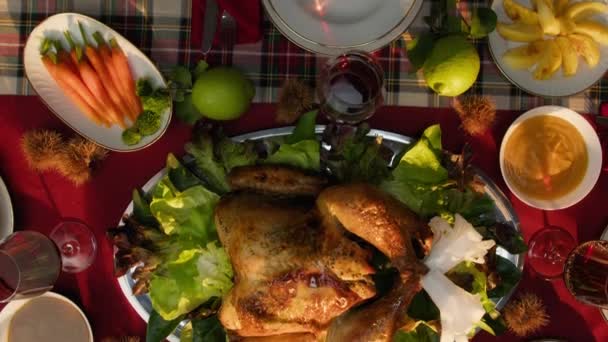 Ημέρα Των Ευχαριστιών Γαλοπούλα Και Φαγητό Στο Τραπέζι Κάθετη Βολή — Αρχείο Βίντεο